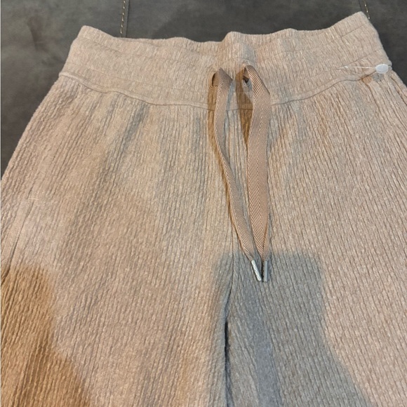 Lululemon Retreat Yourself Crop Heathered Soft Sand Size 6 - Picture 5 of 11